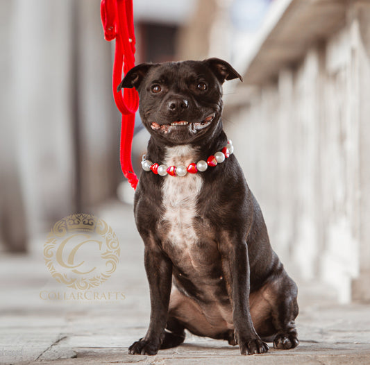 Elegant dog collar by CollarCrafts featuring alternating large white pearl
beads and shiny metallic heart-shaped beads in pink and gold tones