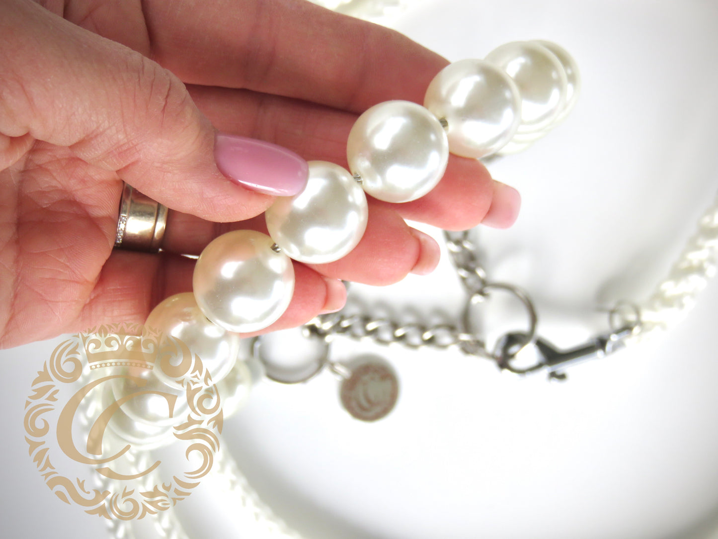 Dog collar Lady Pearls Maxi | Dog Collars | jewelry dog Collars | CollarCrafts | dogcollar | collar | hondenhalsband | halsbanden en leibanden | Luxury dog collars | unbreakable necklace for dog | chic dog collar | Christmas dog collars | martingale dog collars | Pearls dog collars | alu max com dog collars | beaded collars for dogs | White pearls dog collars