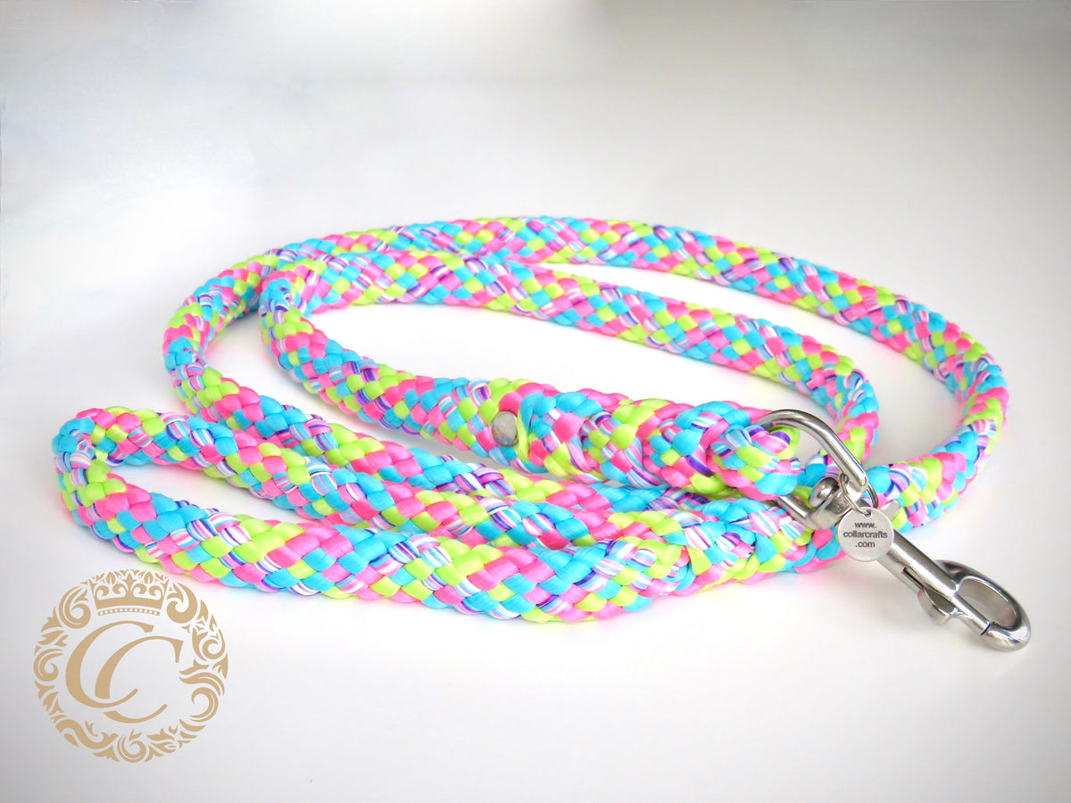 Handmade dog leash Candy Crush Maxi | Dog Leashes | Dog Collars | CollarCrafts | dogleash | custom made leash | hondenhalsband | honden leiband | paracord dog lead | washable dog leash | paracord leash | fancy dog leashes | Turquoise pink green dog leash | dog leash flashy colors | collarcrafts