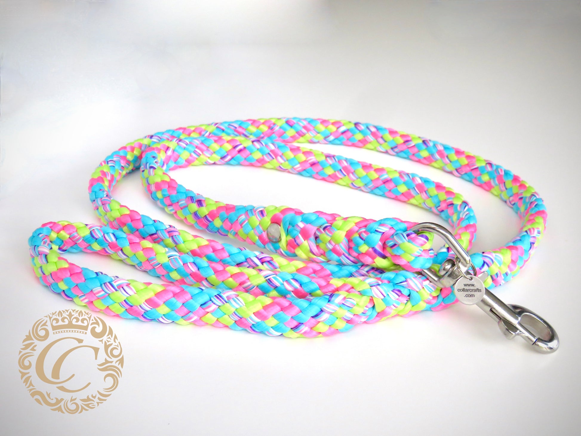 Handmade dog leash Candy Crush Maxi | Dog Leashes | Dog Collars | CollarCrafts | dogleash | custom made leash | hondenhalsband | honden leiband | paracord dog lead | washable dog leash | paracord leash | fancy dog leashes | Turquoise pink green dog leash | dog leash flashy colors | collarcrafts