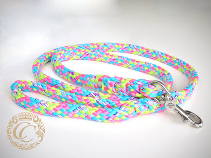 Handmade dog leash Candy Crush Maxi | Dog Leashes | Dog Collars | CollarCrafts | dogleash | custom made leash | hondenhalsband | honden leiband | paracord dog lead | washable dog leash | paracord leash | fancy dog leashes | Turquoise pink green dog leash | dog leash flashy colors | collarcrafts