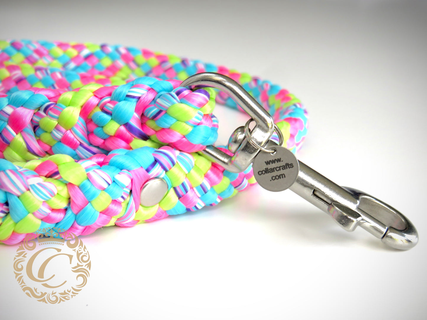 Handmade dog leash Candy Crush Maxi | Dog Leashes | Dog Collars | CollarCrafts | dogleash | custom made leash | hondenhalsband | honden leiband | paracord dog lead | washable dog leash | paracord leash | fancy dog leashes | Turquoise pink green dog leash | dog leash flashy colors | collarcrafts