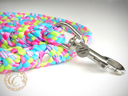 Handmade dog leash Candy Crush Maxi | Dog Leashes | Dog Collars | CollarCrafts | dogleash | custom made leash | hondenhalsband | honden leiband | paracord dog lead | washable dog leash | paracord leash | fancy dog leashes | Turquoise pink green dog leash | dog leash flashy colors | collarcrafts