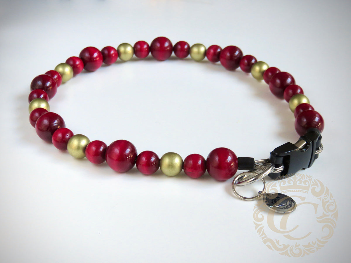 Dog collar Red Gold | Handmade Dog Collars | Design dog Collars | CollarCrafts | Christmas dog collar | dogcollar | collar | hondenhalsband | kerstmis honden halsband | Unbreakable dog necklace | bead dog collars | Red Gold Christmas collar | Luxury dog collar | Martingale dog collars | wooden bead dog collars | alu max com dog collars | beaded collars for dogs | Red beads dog collars | CollarCrafts