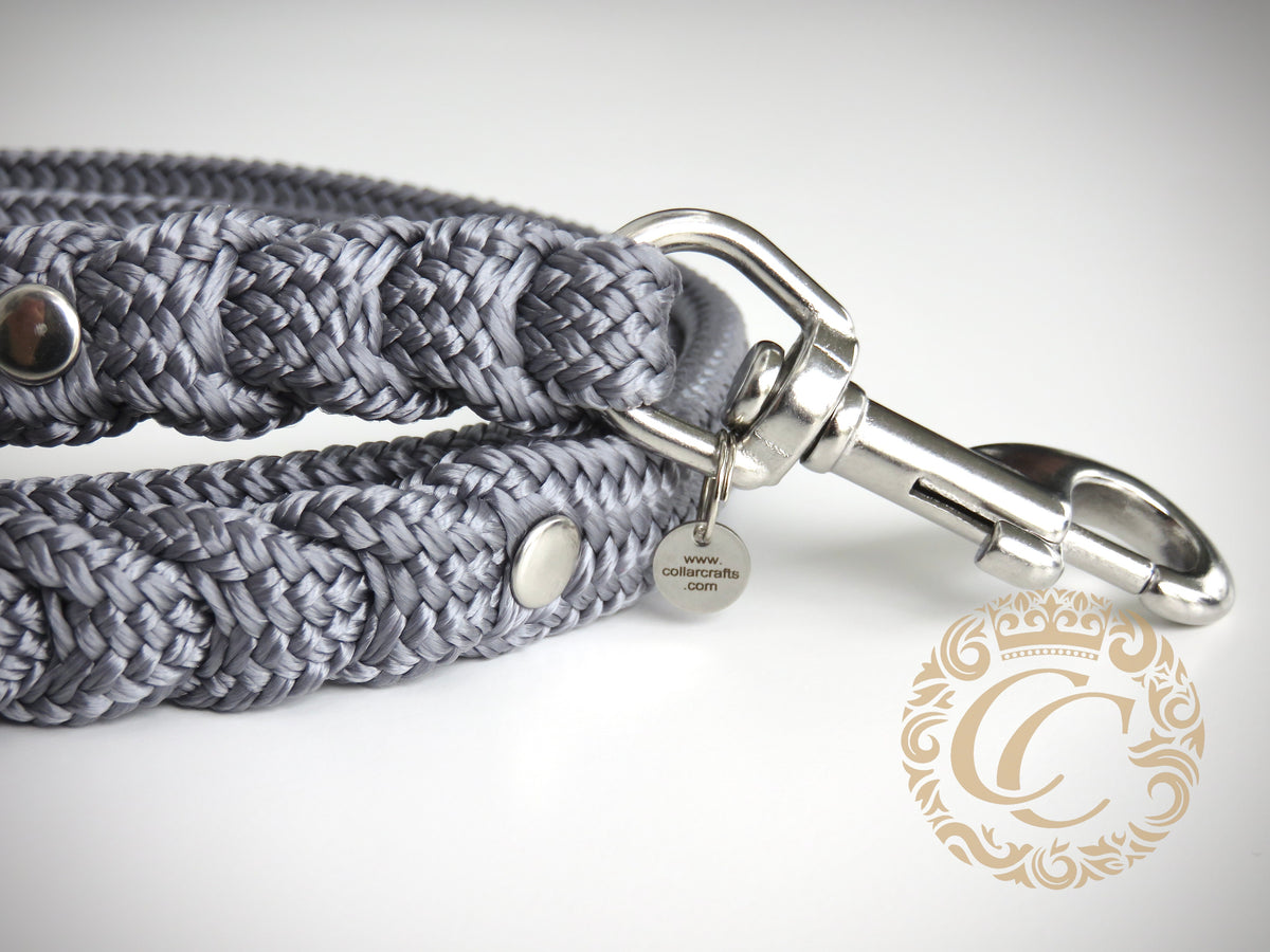 Handmade dog leash Gray | Dog Leashes | Dog Collars | Cat Collars | CollarCrafts | dogleash | paracord lead | hondenhalsband | hondenleiband | dog lead | colden color leash for dog | beaded dog collar leash set | custom made dog lead | dog lead | paracord leash | paracord leashes for dogs | paracord dog leashes | collarcrafts