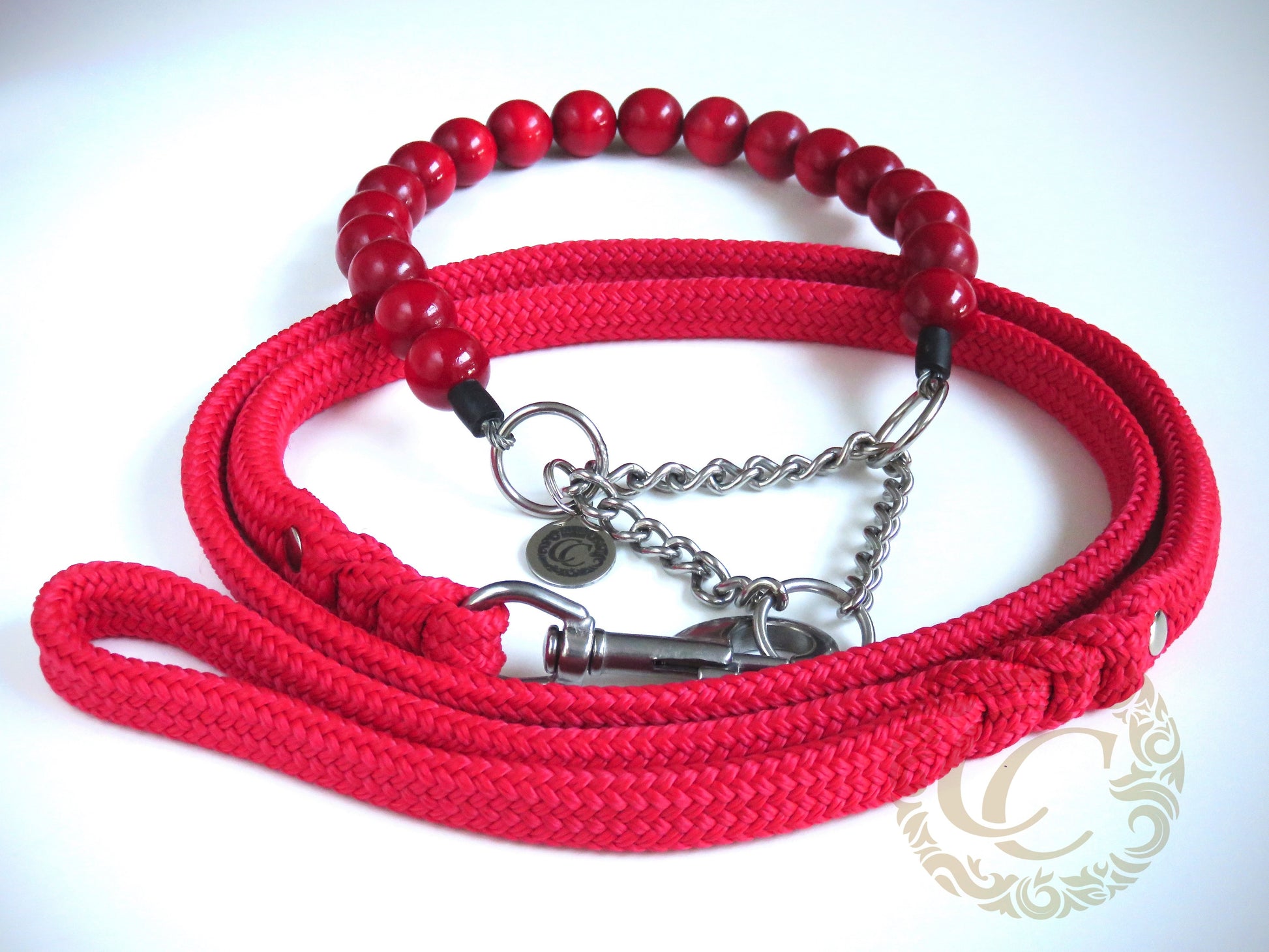 Dog leash for medium and large dogs Red | Paracord dog leash | Handmade leash for dogs |Red dog leash | Honden leibanden |Paracord leiband voor honden | Washable dog leash | Red paracord dog leash | Lead for dog | Snapleash | Dog lead | Custom made dog leashes | CollarCrafts | Leashes and collars