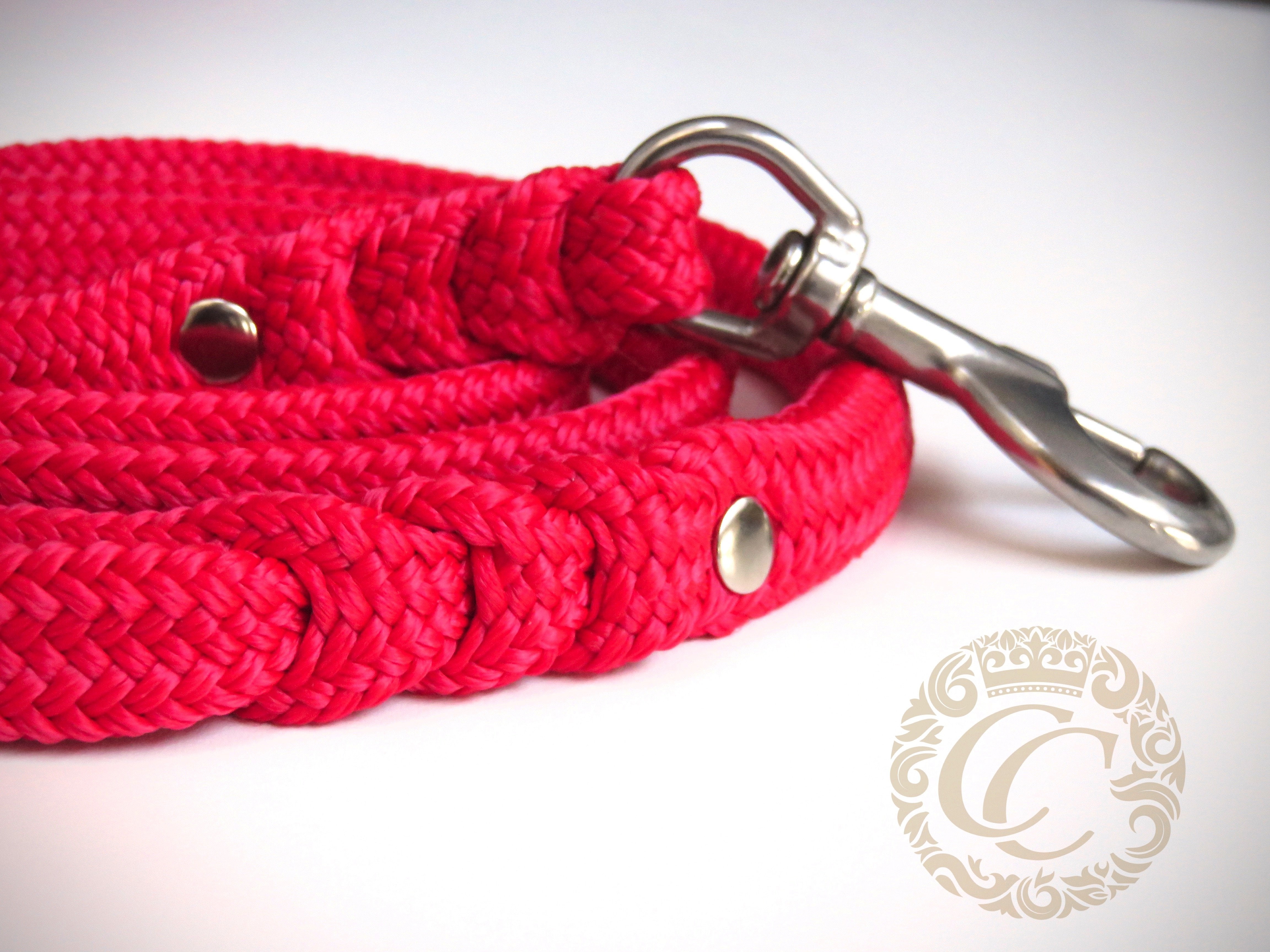 Dog leash for medium and large dogs Red | Paracord dog leash | Handmade leash for dogs |Red dog leash | Honden leibanden |Paracord leiband voor honden | Washable dog leash | Red paracord dog leash | Lead for dog | Snapleash | Dog lead | Custom made dog leashes | CollarCrafts | Leashes and collars