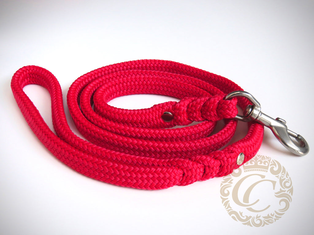 Dog leash for medium and large dogs Red | Paracord dog leash | Handmade leash for dogs |Red dog leash | Honden leibanden |Paracord leiband voor honden | Washable dog leash | Red paracord dog leash | Lead for dog | Snapleash | Dog lead | Custom made dog leashes | CollarCrafts | Leashes and collars 