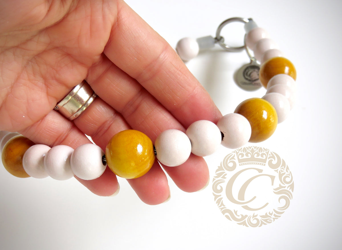 Dog collar Daisy Max | yellow white dog collar | daisy dog collar | hondenhalsband | large dog collar | bead dog collars | luxury dog collar | beaded dog collar | martingale dog collars | wooden bead dog collars | design dog collars | buckle collars | summer dog collars