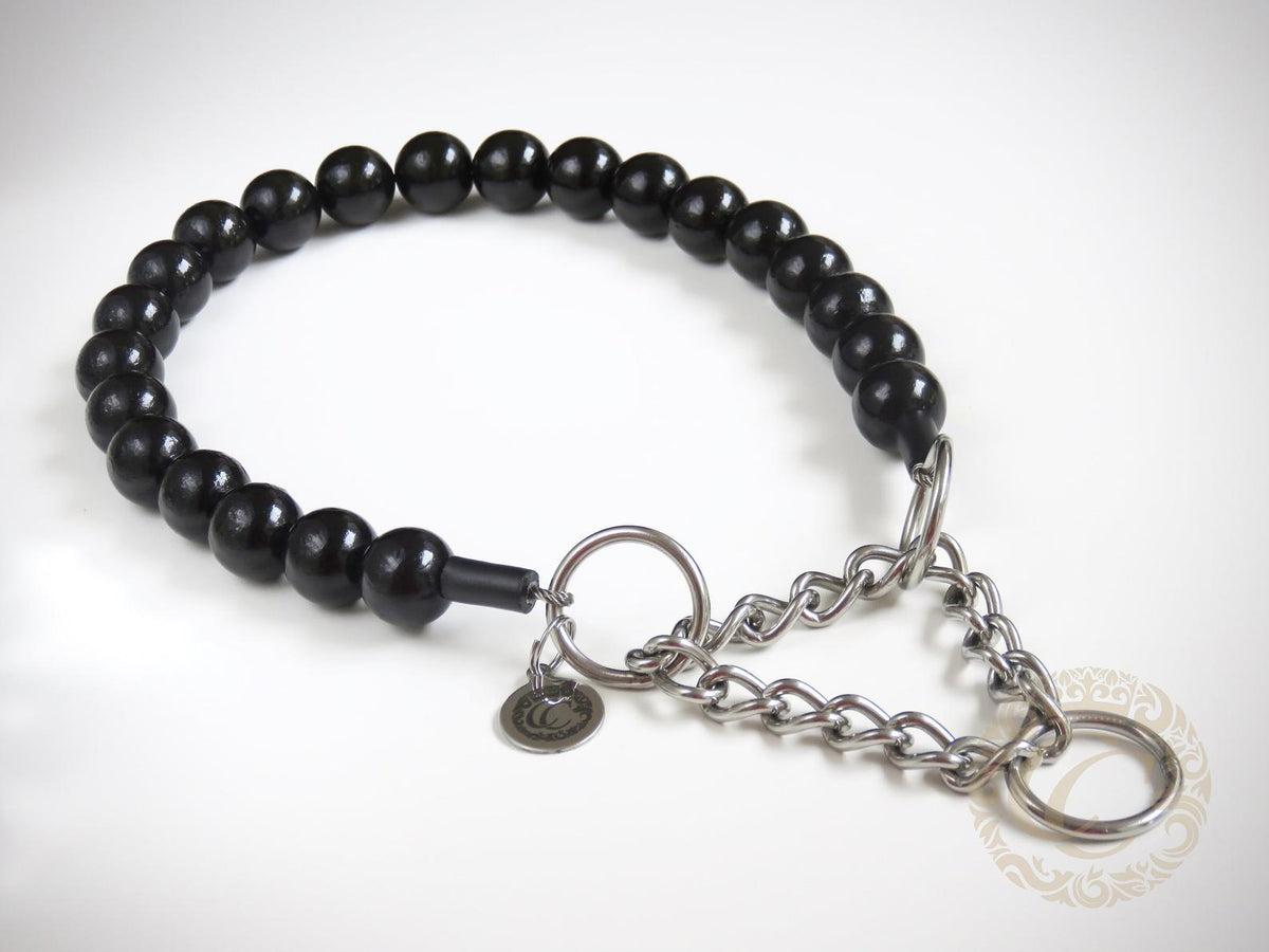 Handmade dog collar Black Maxi | Dog Collars | CollarCrafts | dog collar | Honden halsband | Design dog collars | Luxury dog collars | Black beads dog collar | Unbreakable necklace for dogs | wooden bead dog collars | alu max com dog collars | Martingale collars for dogs | Black pearls dog collar