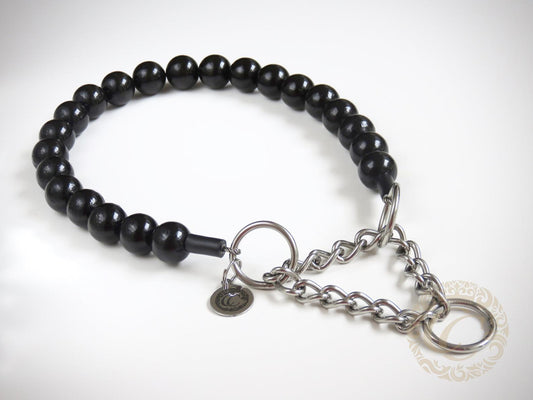 Handmade dog collar Black Maxi | Dog Collars | CollarCrafts | dog collar | Honden halsband | Design dog collars | Luxury dog collars | Black beads dog collar | Unbreakable necklace for dogs | wooden bead dog collars | alu max com dog collars | Martingale collars for dogs | Black pearls dog collar